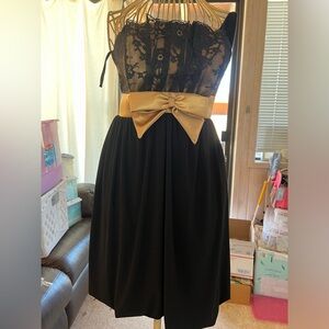 Super cute little strapless, dress champagne colored bow, black lace top